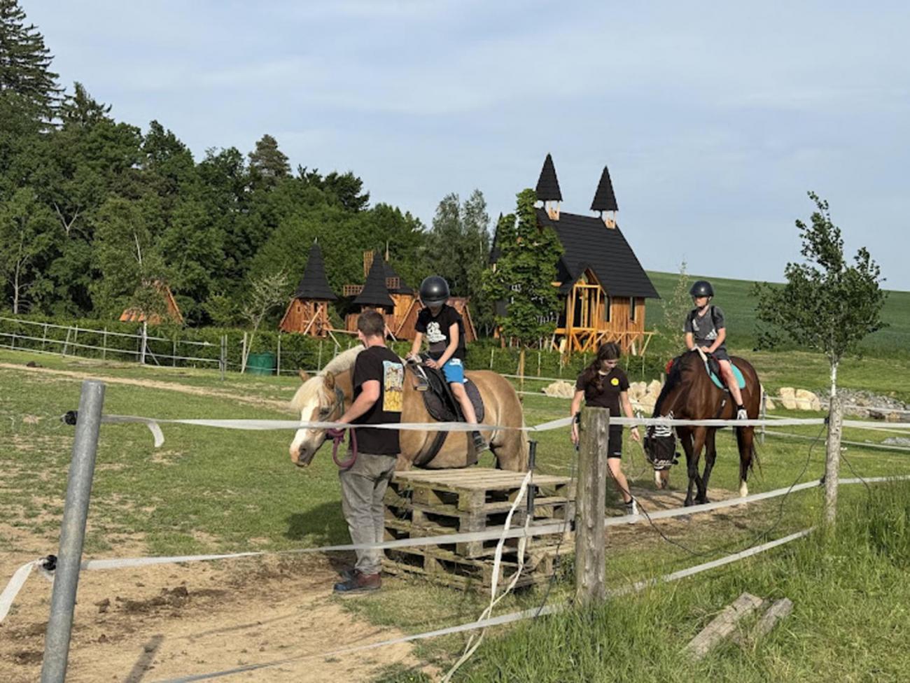 Školní výlet do outdoorového resortu Březová 5.A a 5.B