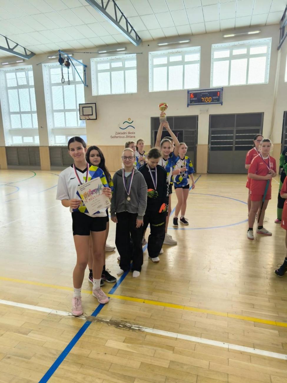 Zlato pro naše mladší žákyně ve florbalu!