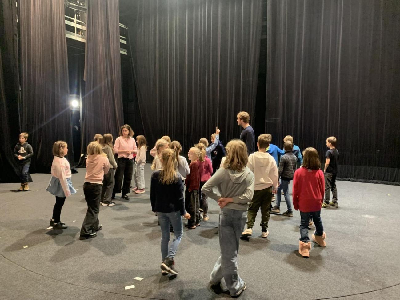 Poprvé v divadle  3.B