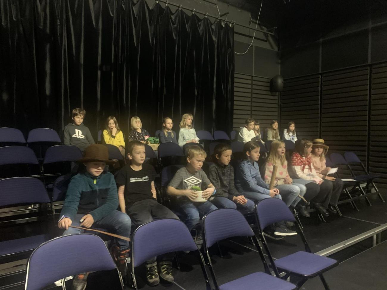 Poprvé v divadle  3.B