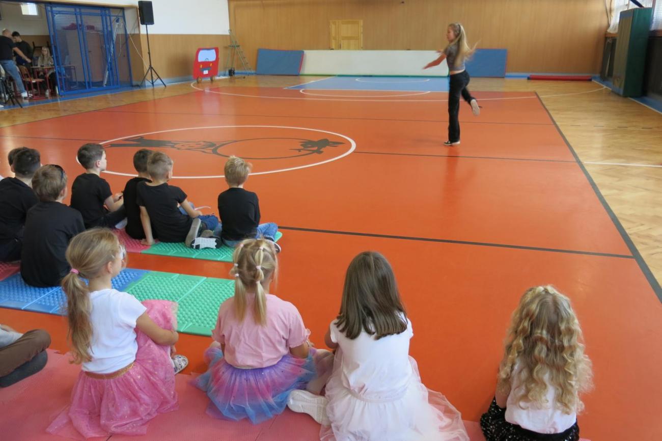 Vystoupení v tělocvičně v rámci 32. Veletrhu zdraví