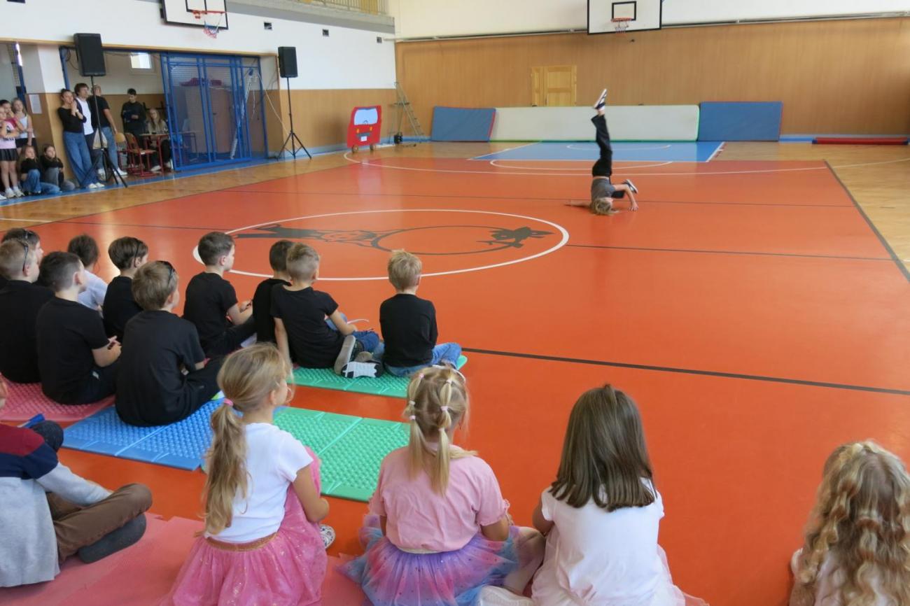 Vystoupení v tělocvičně v rámci 32. Veletrhu zdraví