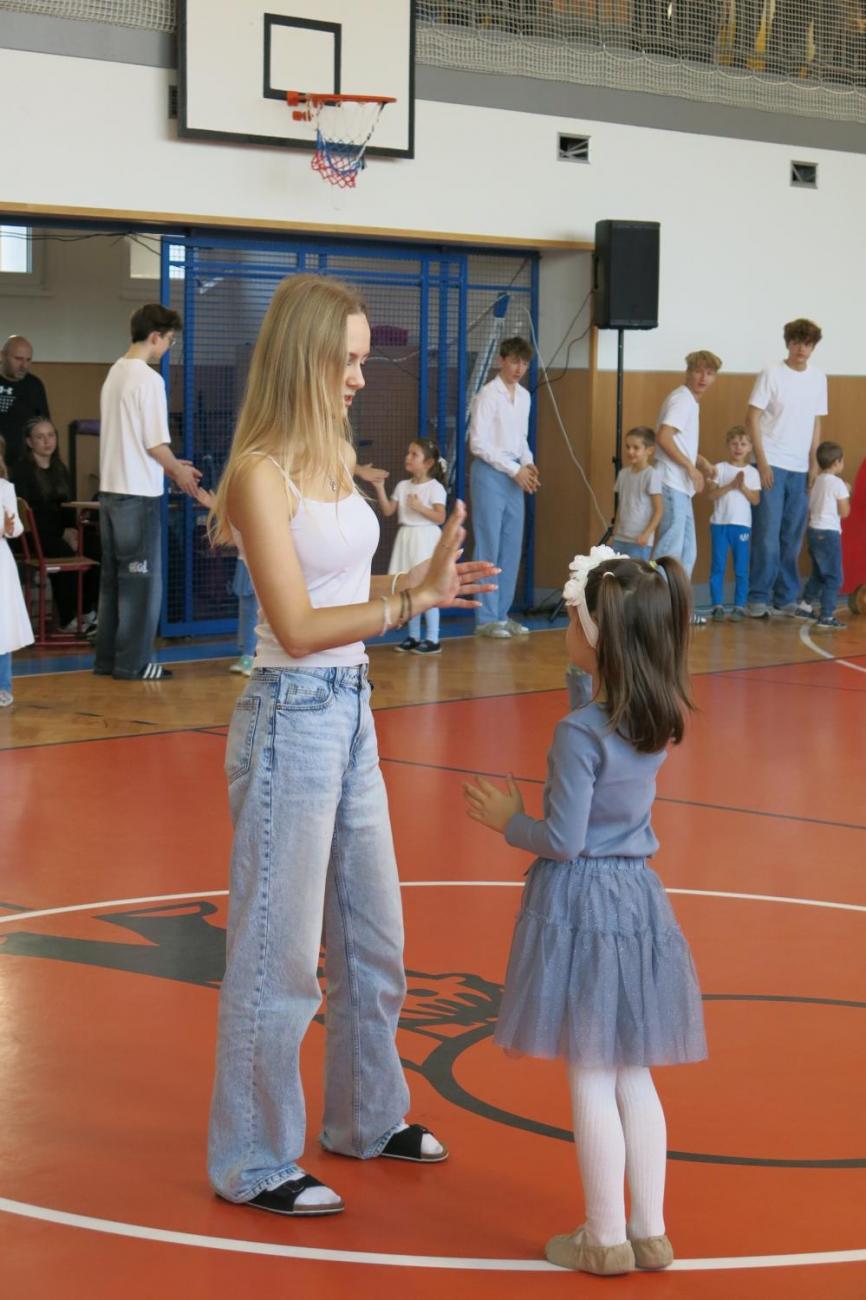 Vystoupení v tělocvičně v rámci 32. Veletrhu zdraví