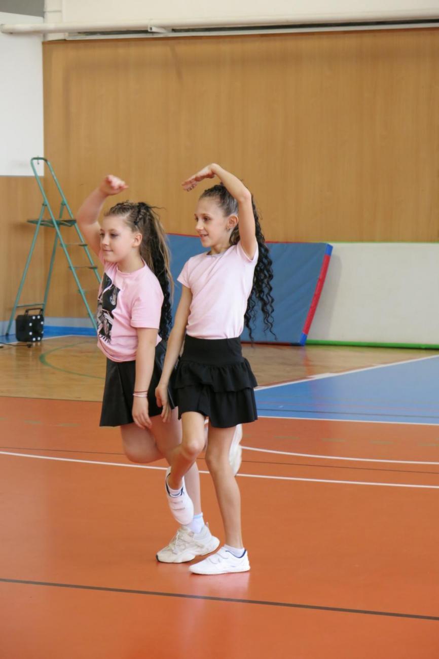 Vystoupení v tělocvičně v rámci 32. Veletrhu zdraví