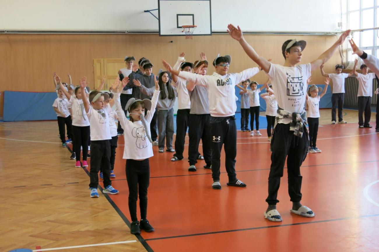 Vystoupení v tělocvičně v rámci 32. Veletrhu zdraví