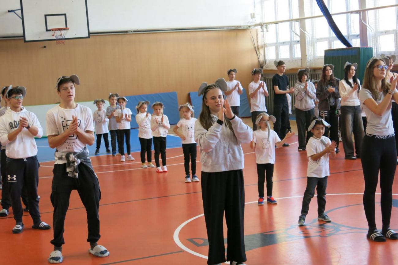 Vystoupení v tělocvičně v rámci 32. Veletrhu zdraví