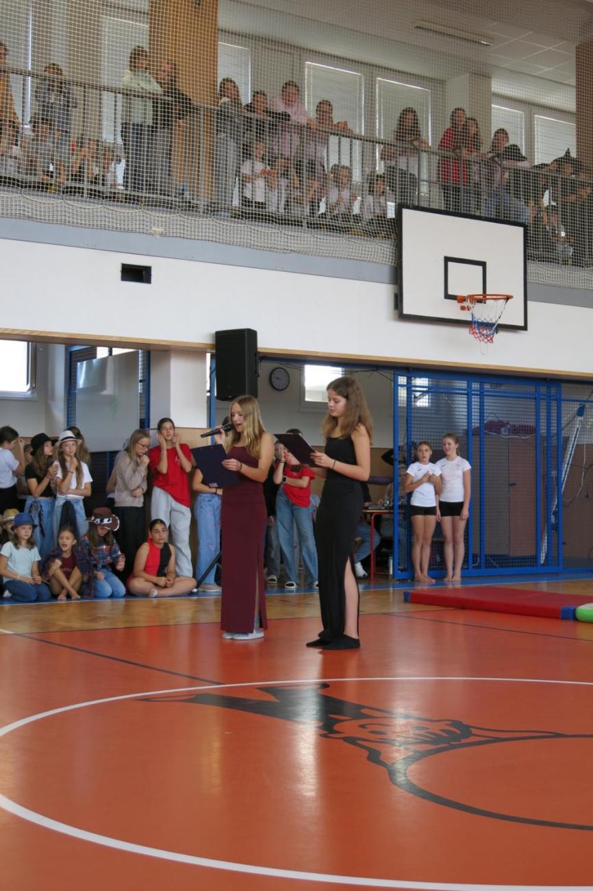 Vystoupení v tělocvičně v rámci 32. Veletrhu zdraví