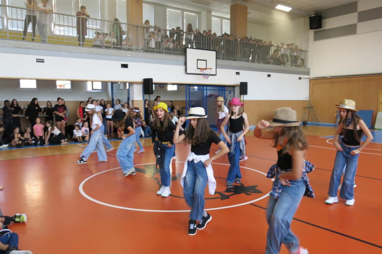 Vystoupení v tělocvičně v rámci 32. Veletrhu zdraví