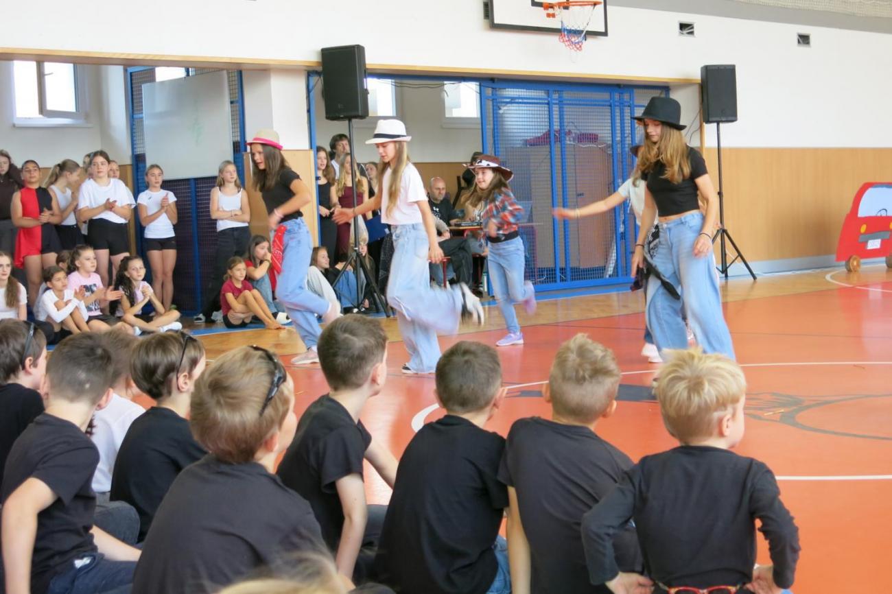 Vystoupení v tělocvičně v rámci 32. Veletrhu zdraví