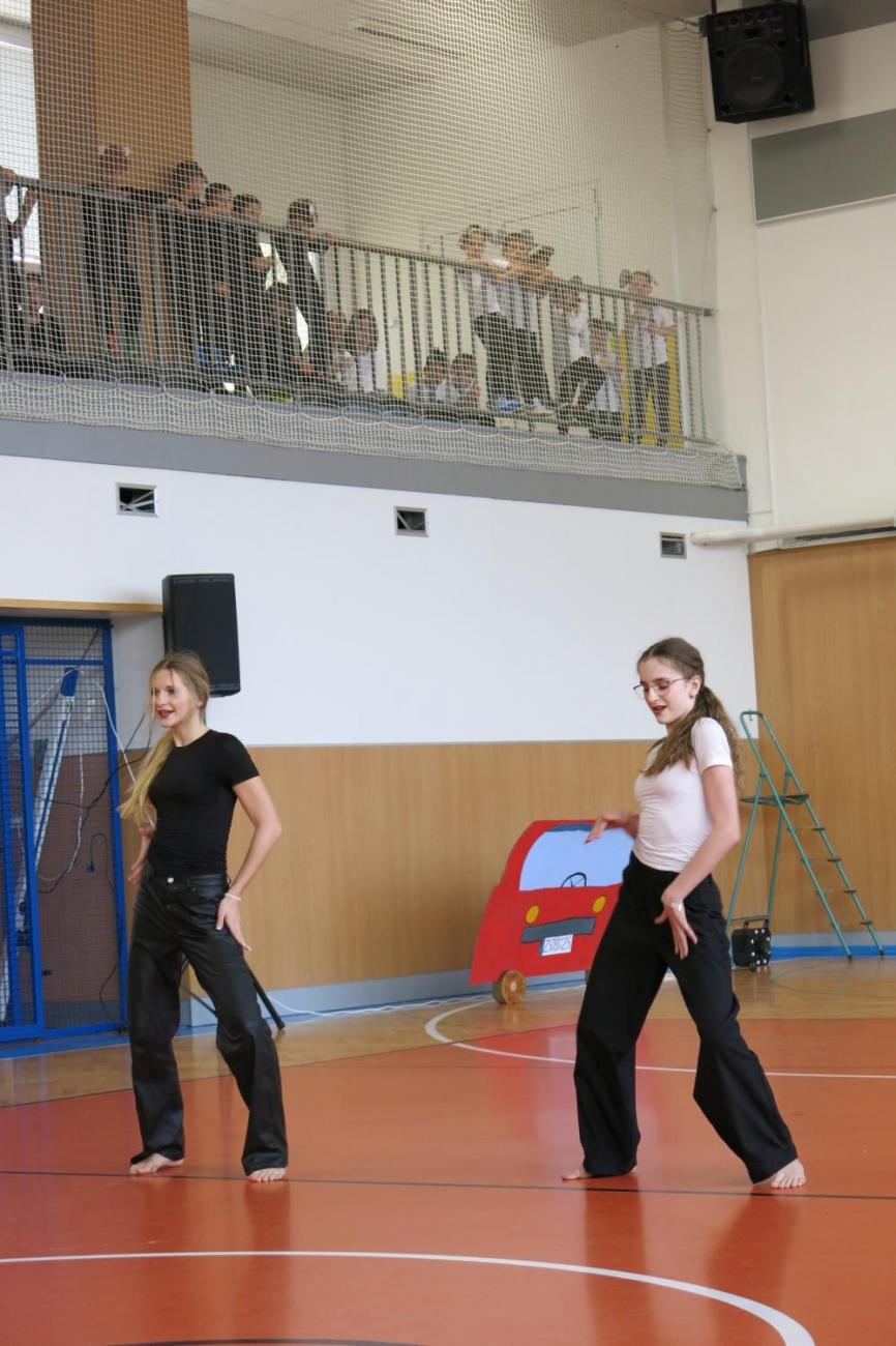 Vystoupení v tělocvičně v rámci 32. Veletrhu zdraví