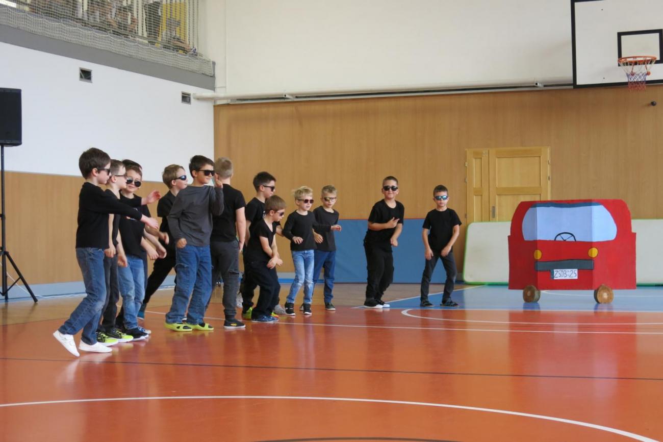 Vystoupení v tělocvičně v rámci 32. Veletrhu zdraví