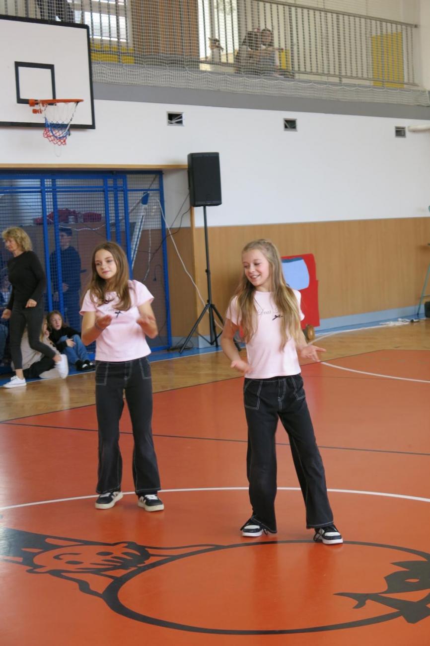 Vystoupení v tělocvičně v rámci 32. Veletrhu zdraví