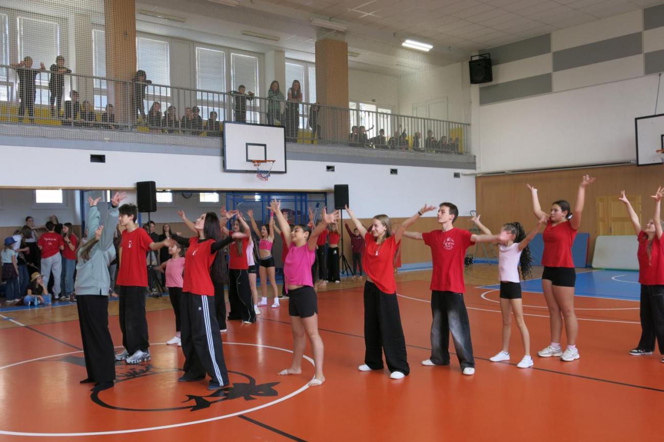 Vystoupení v tělocvičně v rámci 32. Veletrhu zdraví