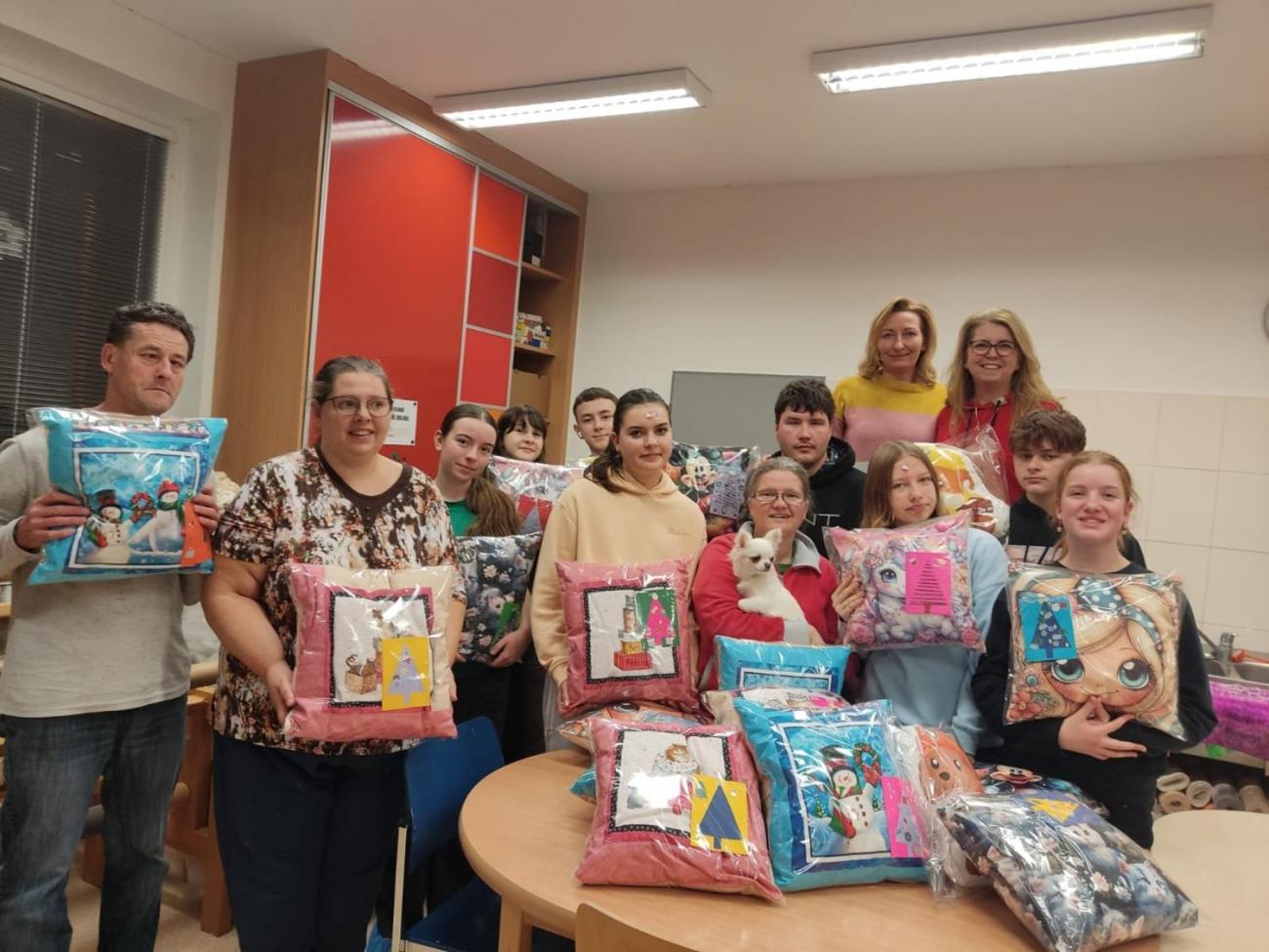 DTS + 8C - šití polštářů