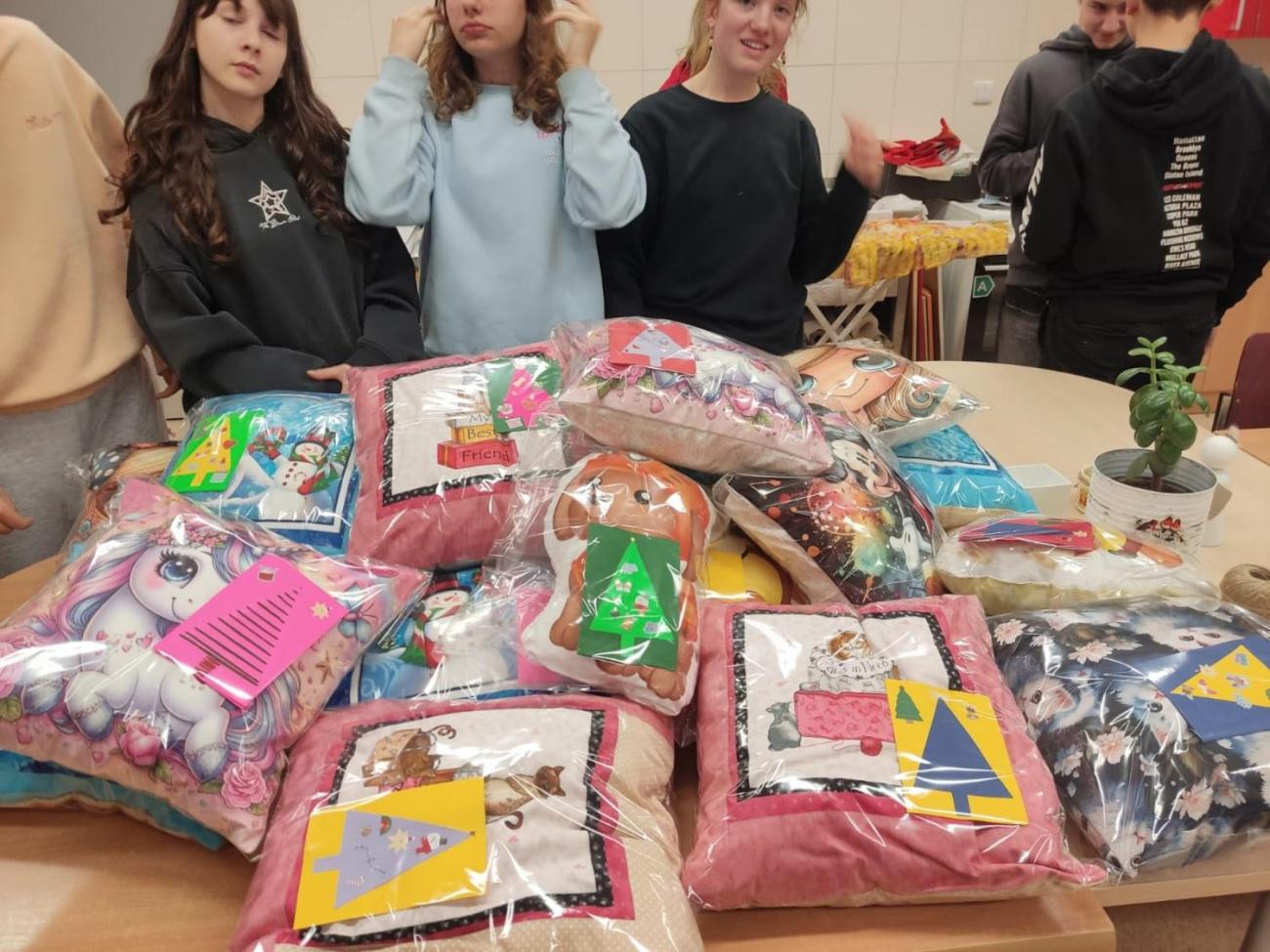 DTS + 8C - šití polštářů