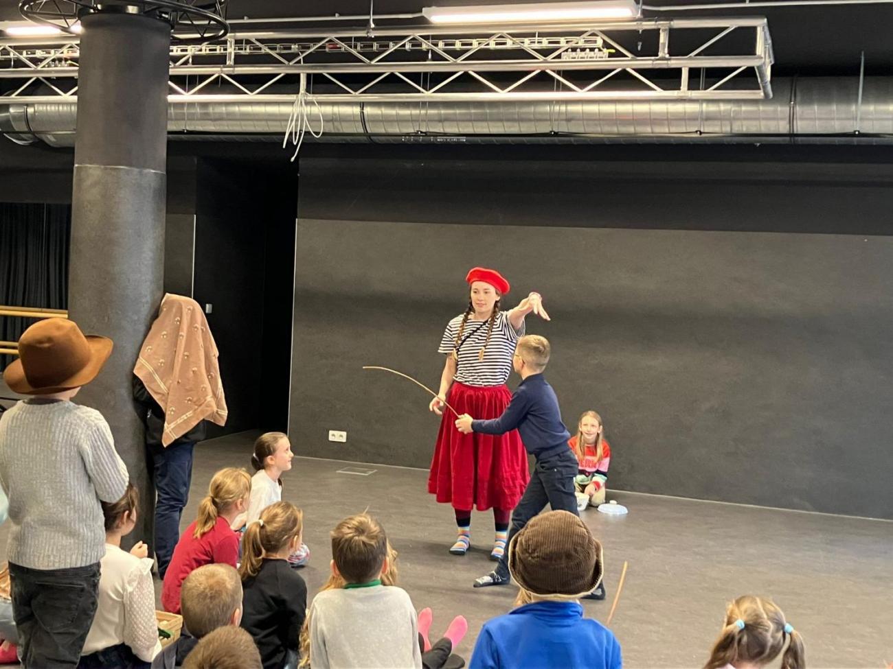 Poprvé v divadle 3.A