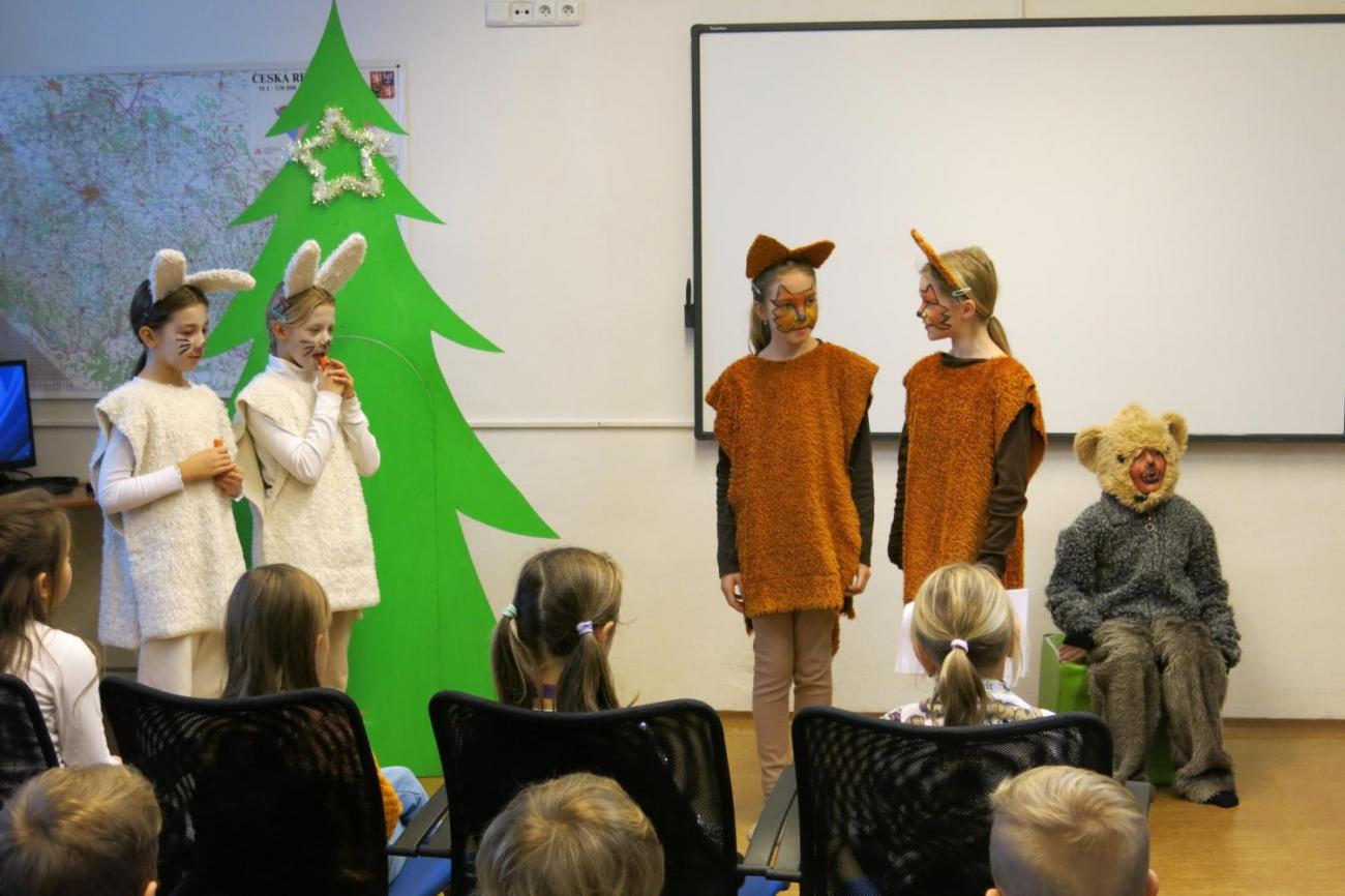 Divadelní představení dramatického kroužku "Zvířátka a Vánoce"
