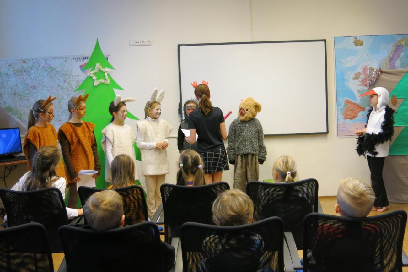 Divadelní představení dramatického kroužku "Zvířátka a Vánoce"