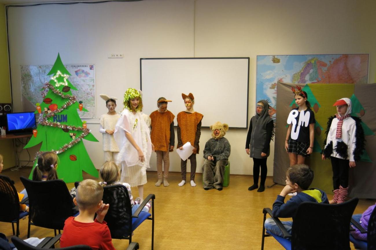 Divadelní představení dramatického kroužku "Zvířátka a Vánoce"