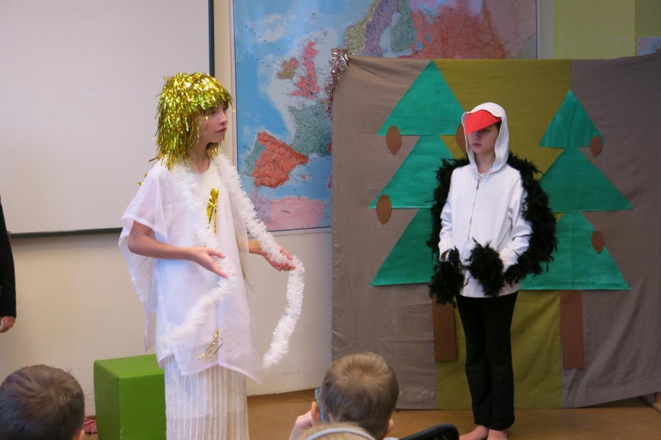 Divadelní představení dramatického kroužku "Zvířátka a Vánoce"