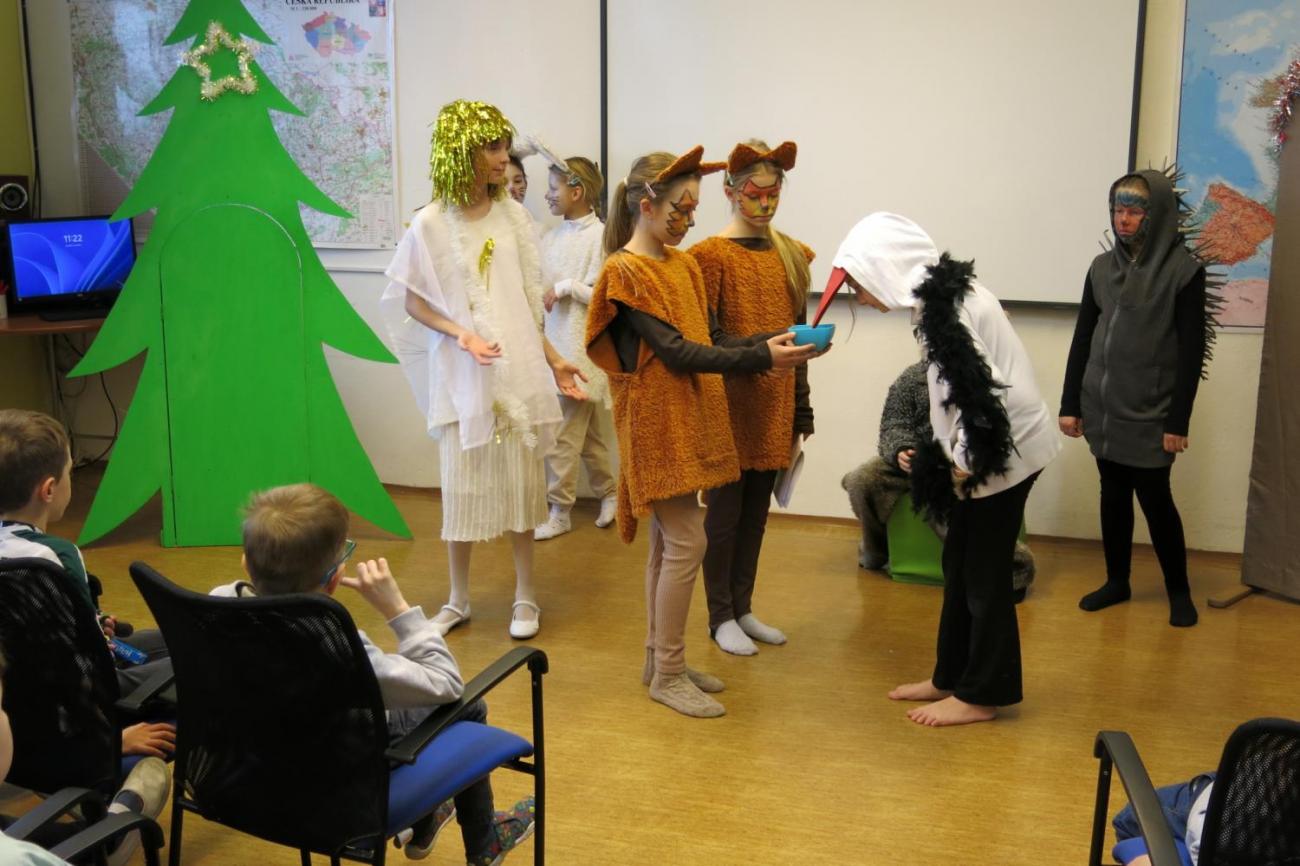 Divadelní představení dramatického kroužku "Zvířátka a Vánoce"