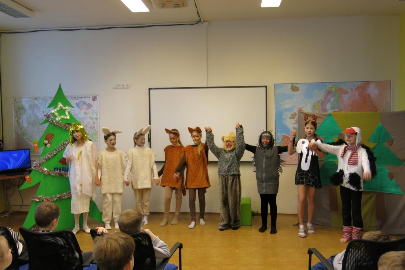 Divadelní představení dramatického kroužku "Zvířátka a Vánoce"