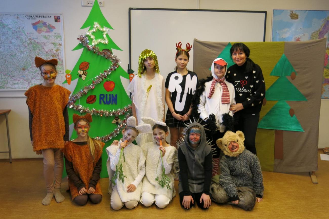 Divadelní představení dramatického kroužku "Zvířátka a Vánoce"