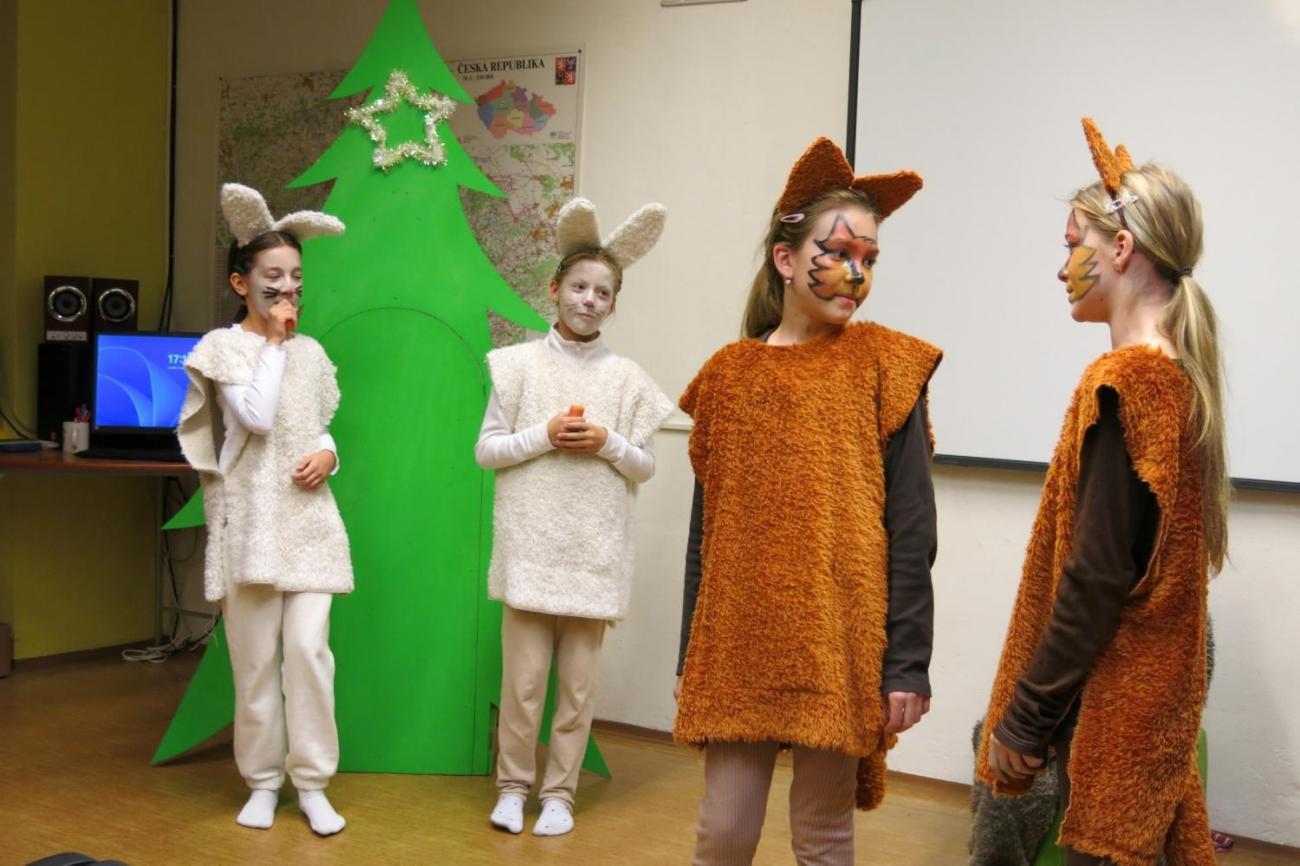 Divadelní představení dramatického kroužku "Zvířátka a Vánoce"