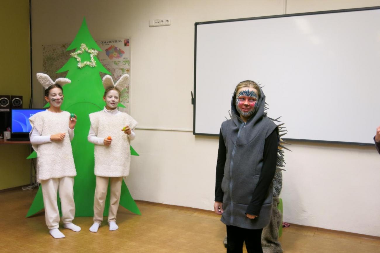 Divadelní představení dramatického kroužku "Zvířátka a Vánoce"