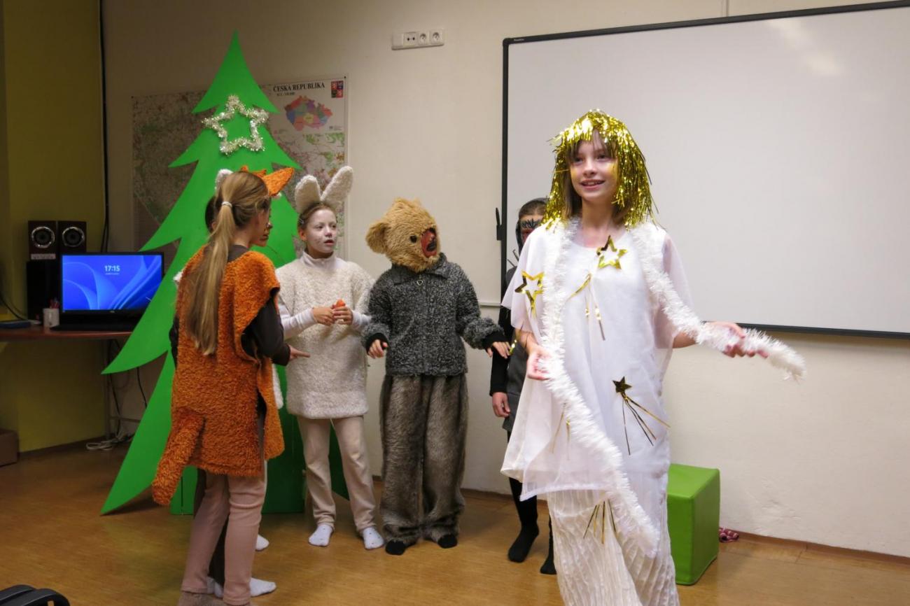 Divadelní představení dramatického kroužku "Zvířátka a Vánoce"