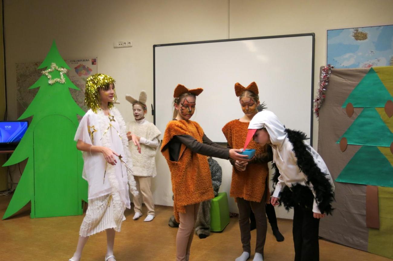 Divadelní představení dramatického kroužku "Zvířátka a Vánoce"