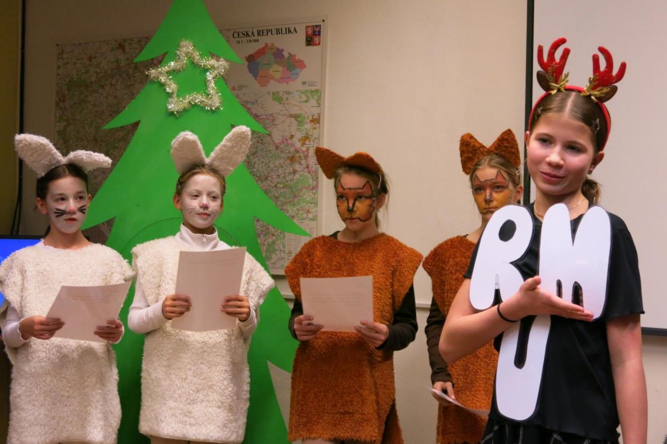 Divadelní představení dramatického kroužku "Zvířátka a Vánoce"