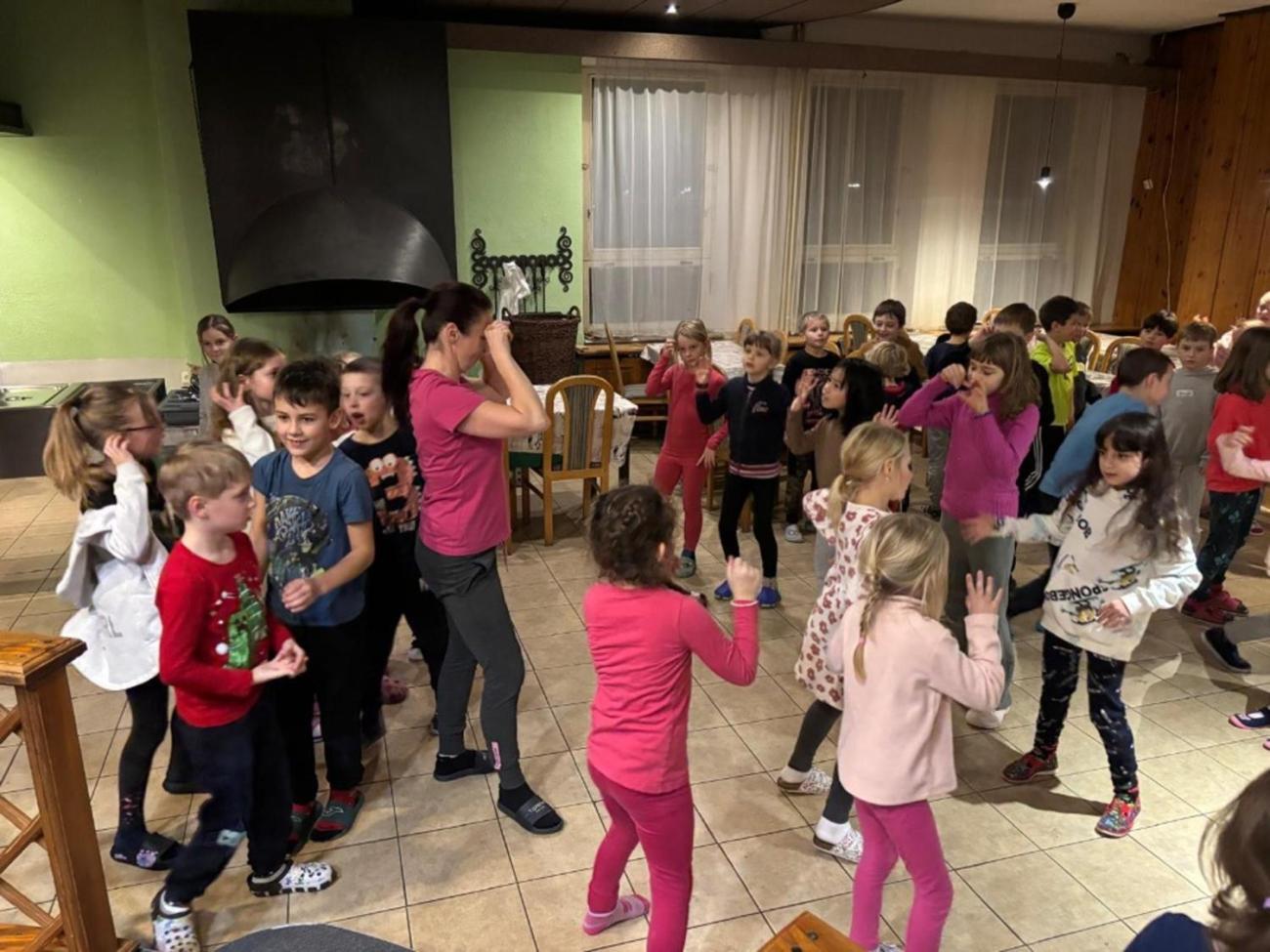 Den plný lyžování