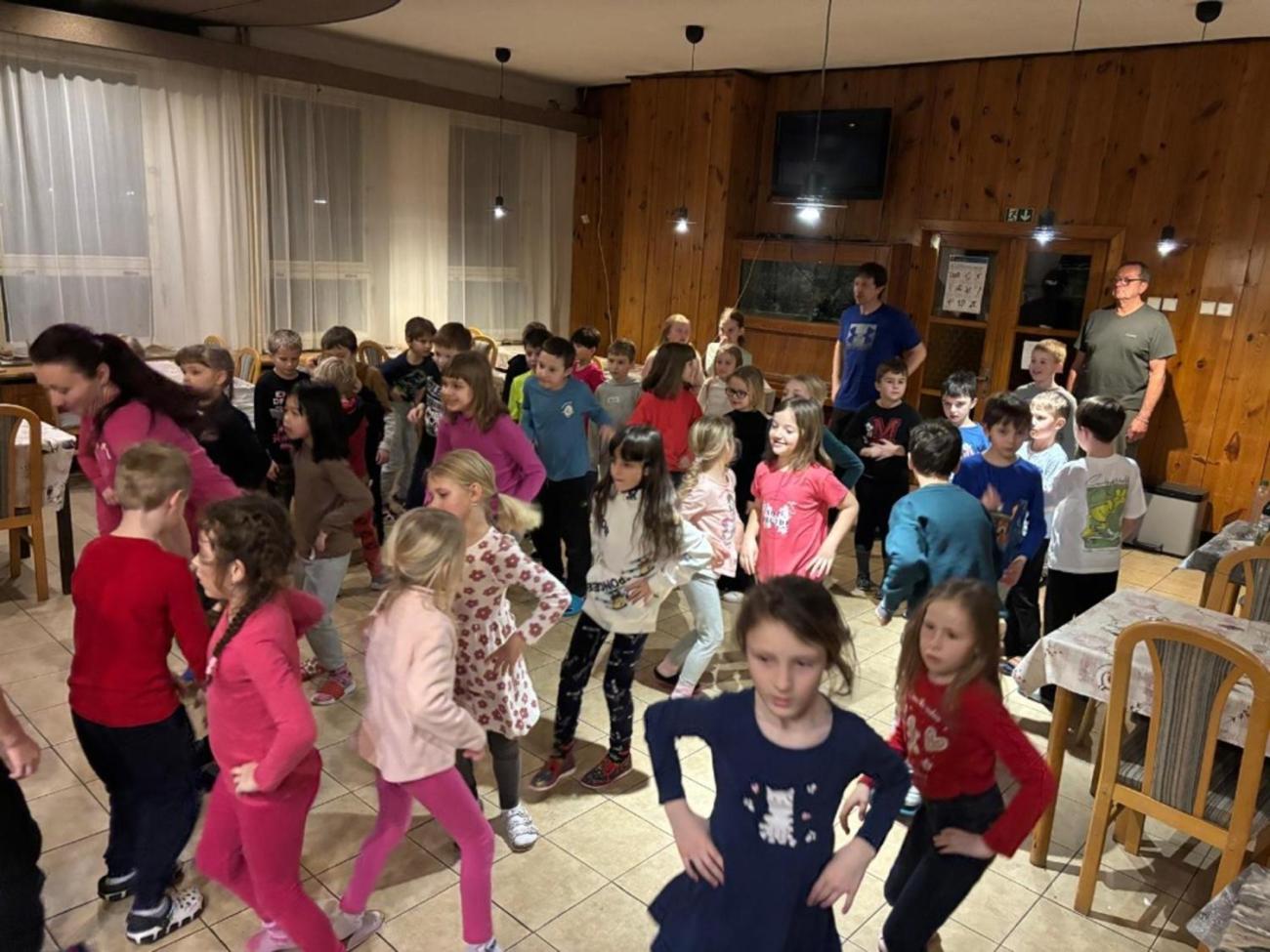 Den plný lyžování