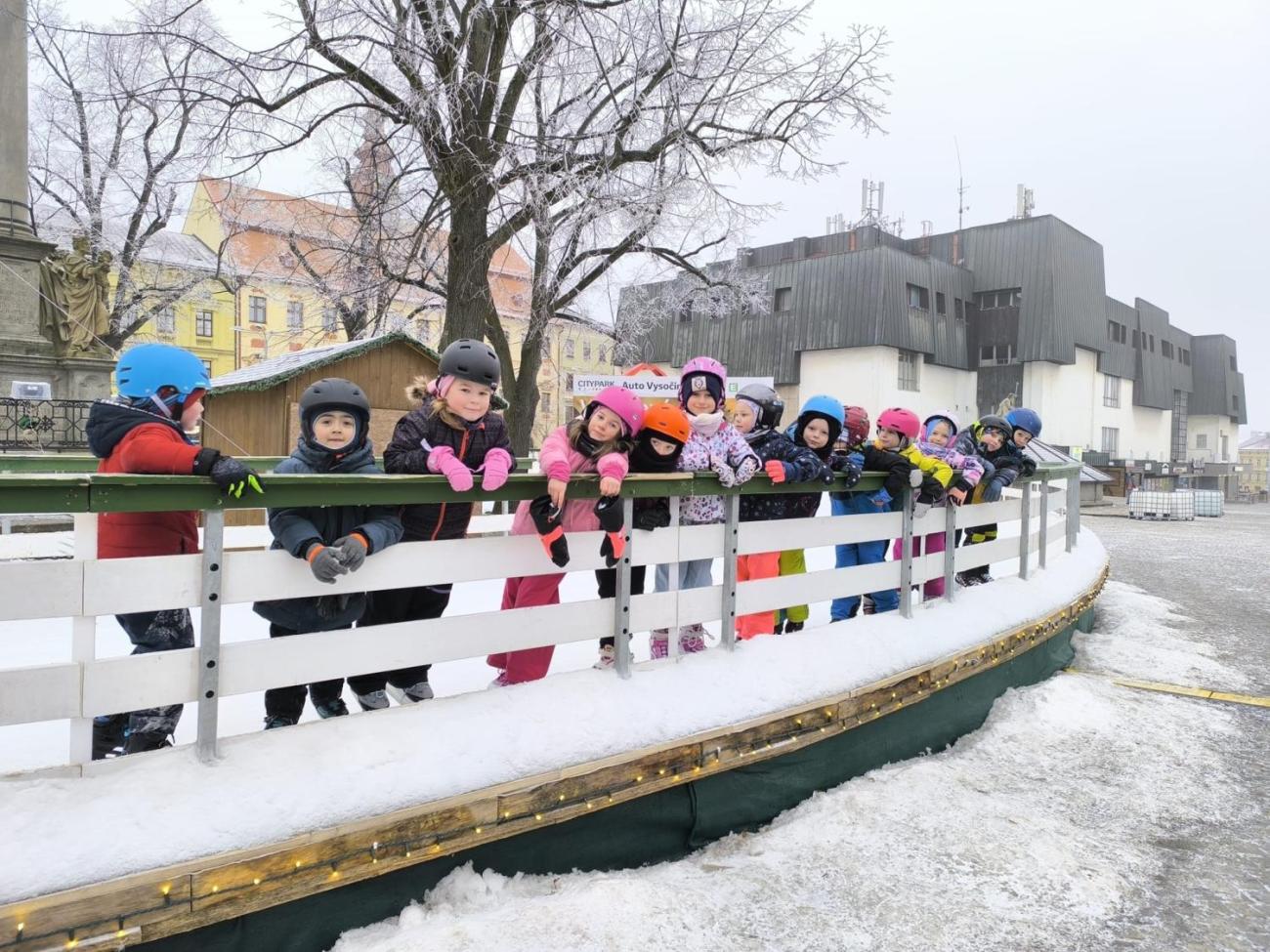 Hodina tělesné výchovy na bruslích 1.A