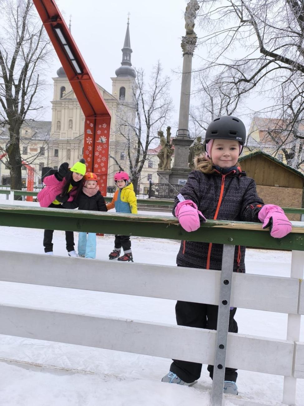 Hodina tělesné výchovy na bruslích 1.A