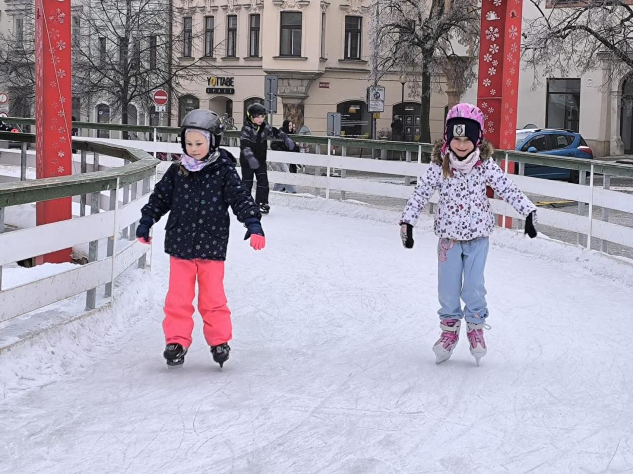 Hodina tělesné výchovy na bruslích 1.A