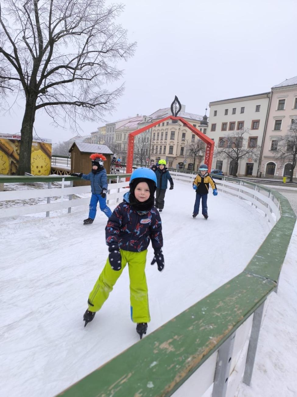 Hodina tělesné výchovy na bruslích 1.A