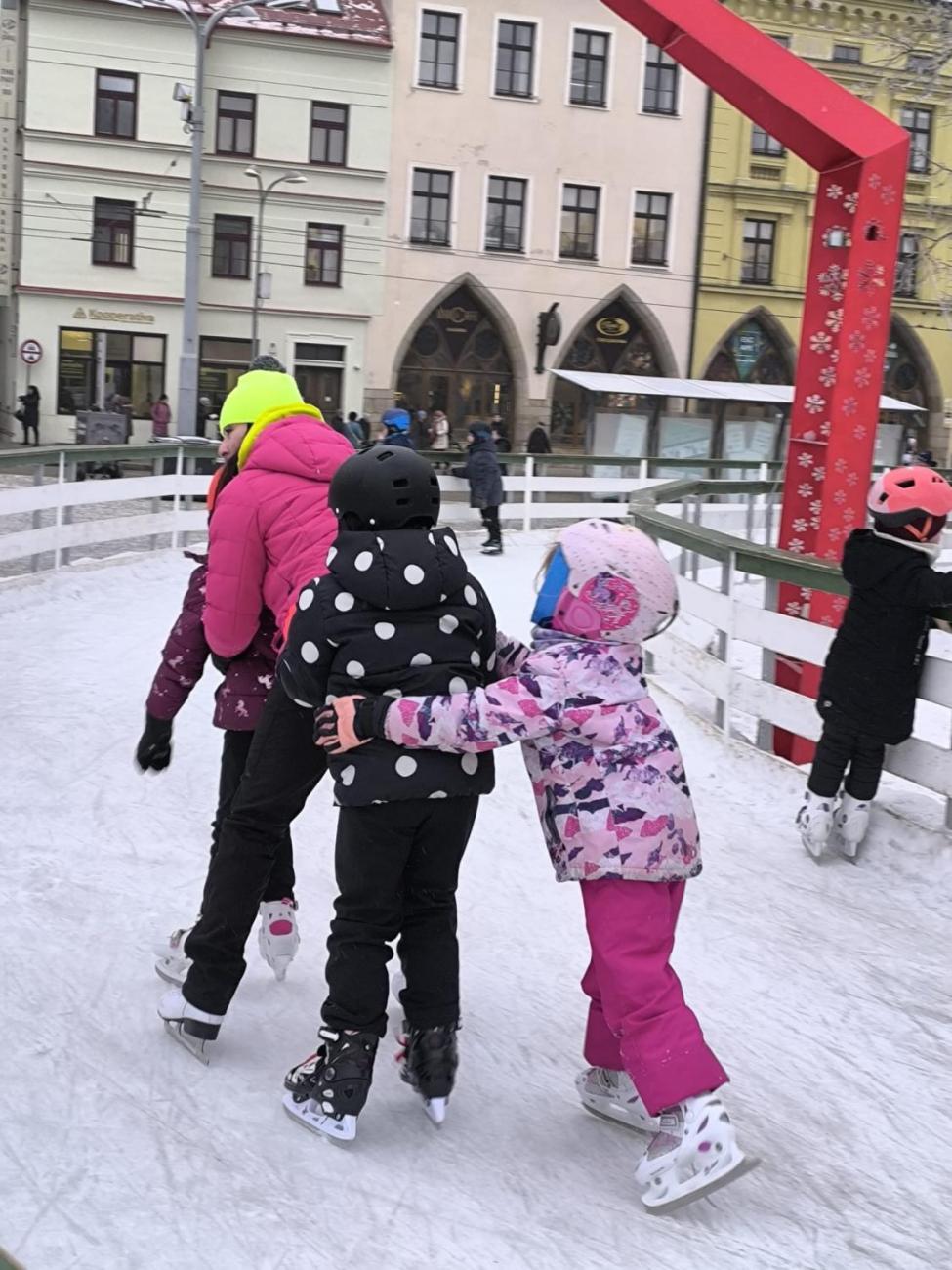Hodina tělesné výchovy na bruslích 1.A