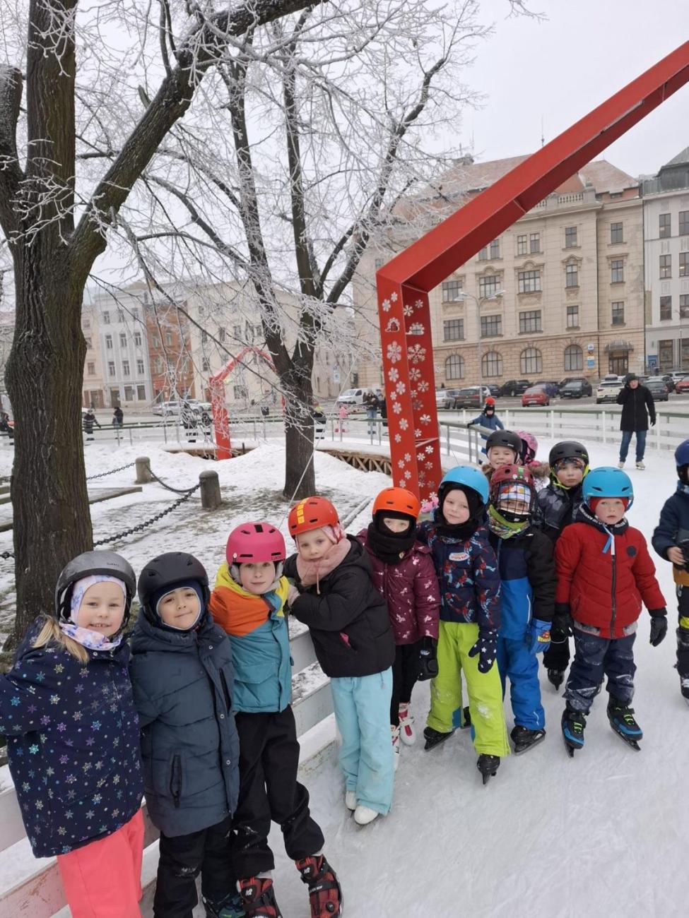 Hodina tělesné výchovy na bruslích 1.A