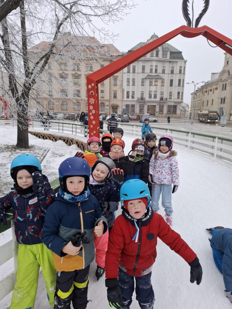 Hodina tělesné výchovy na bruslích 1.A