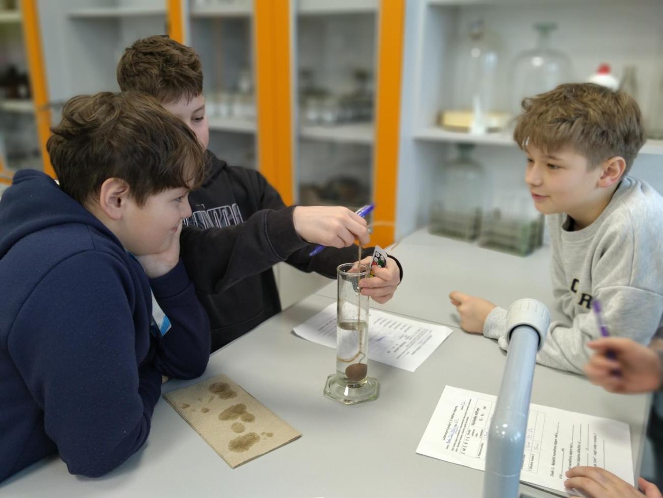 Praktická měření objemu – fyzika, 6. roč.