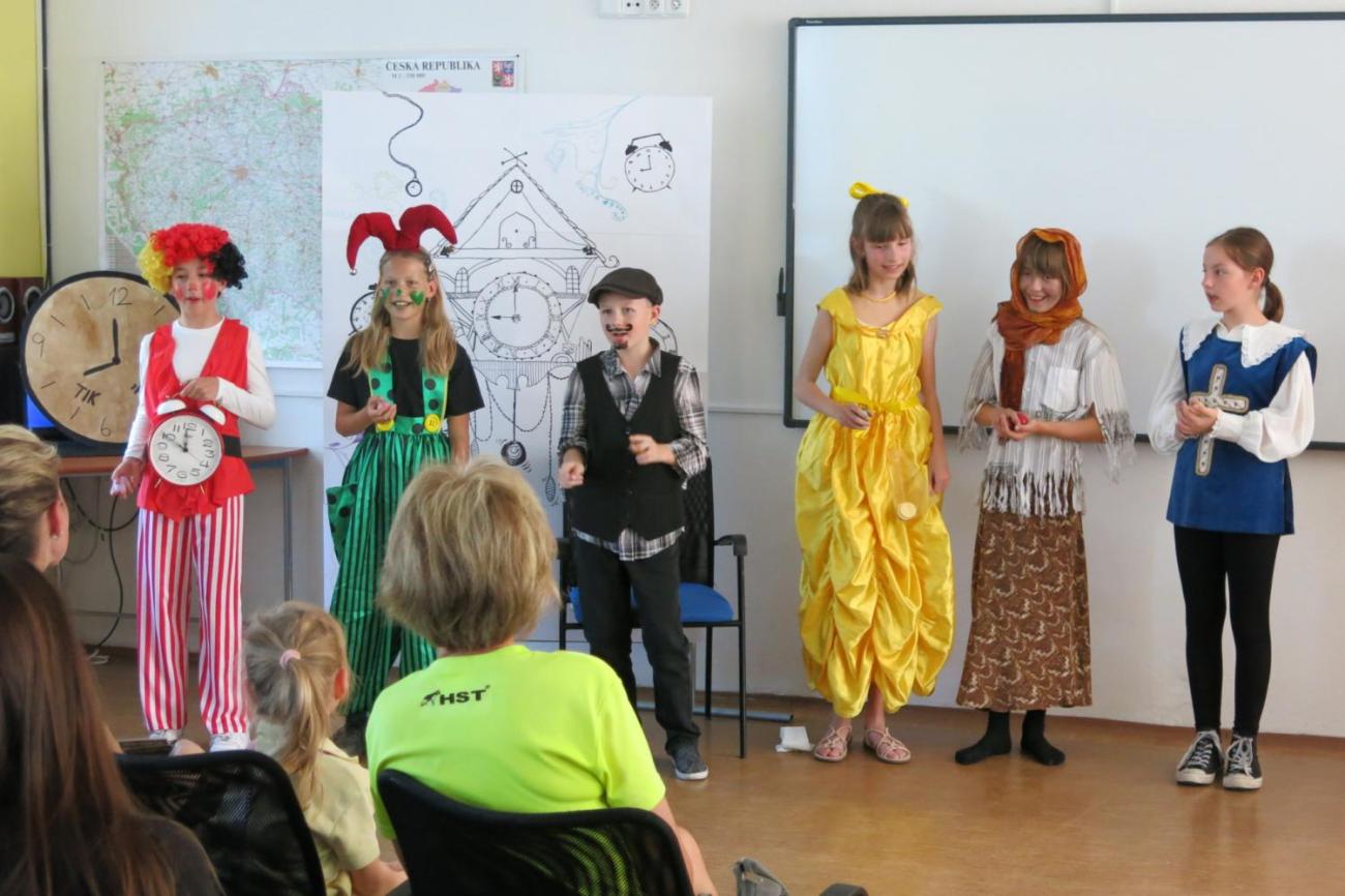 Divadelní představení dramatického kroužku „Tik Ťak a hodiny času“