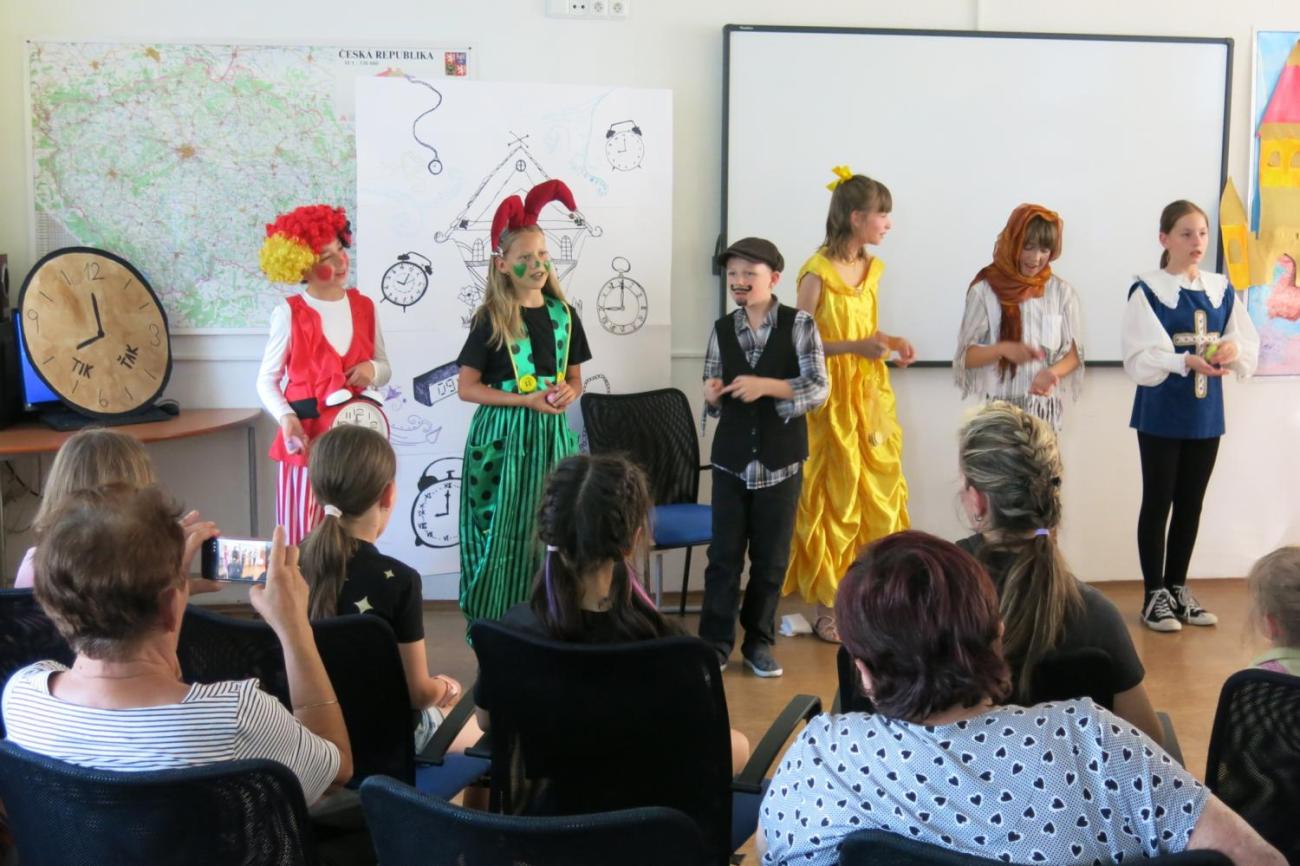 Divadelní představení dramatického kroužku „Tik Ťak a hodiny času“