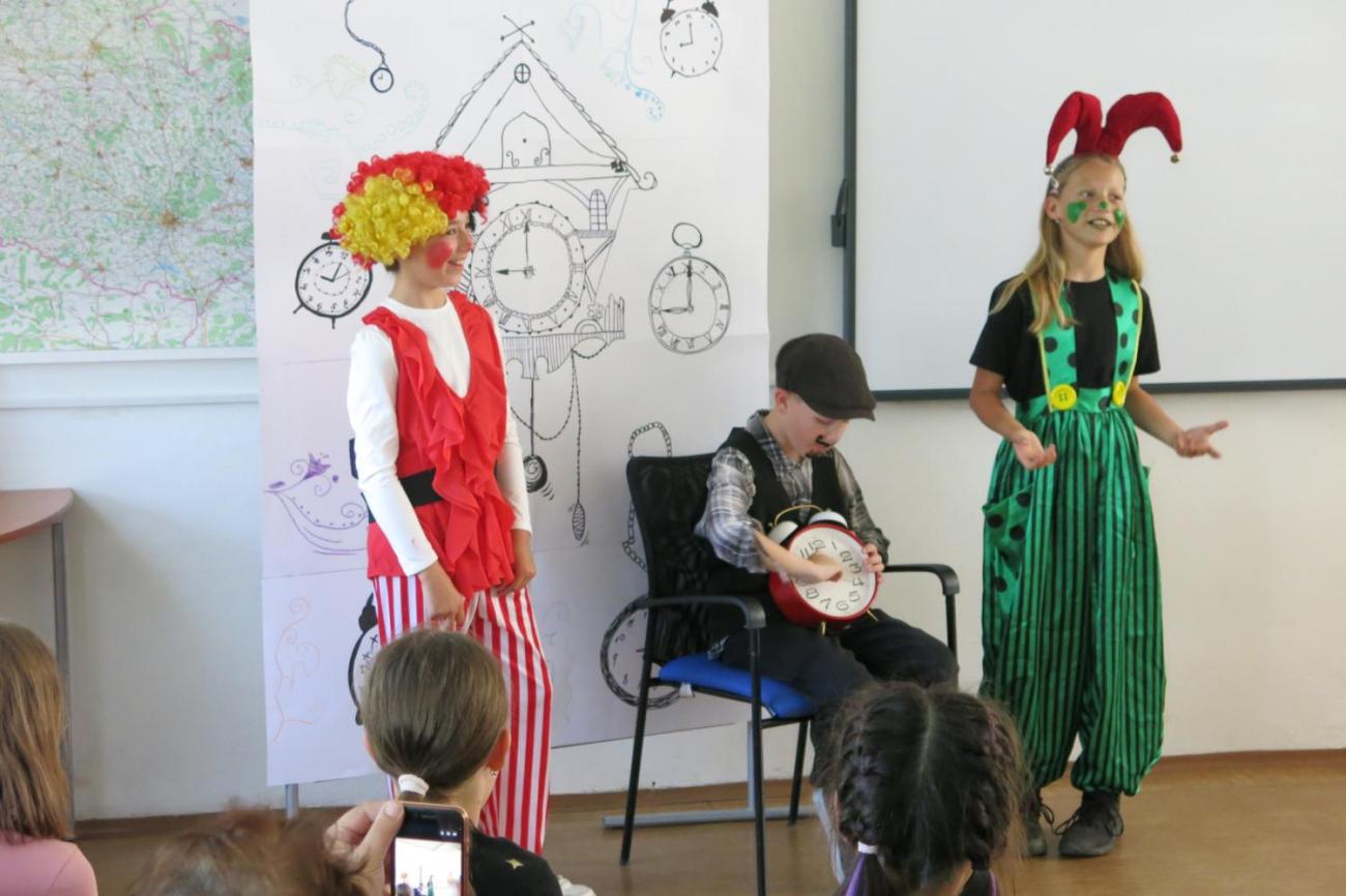 Divadelní představení dramatického kroužku „Tik Ťak a hodiny času“