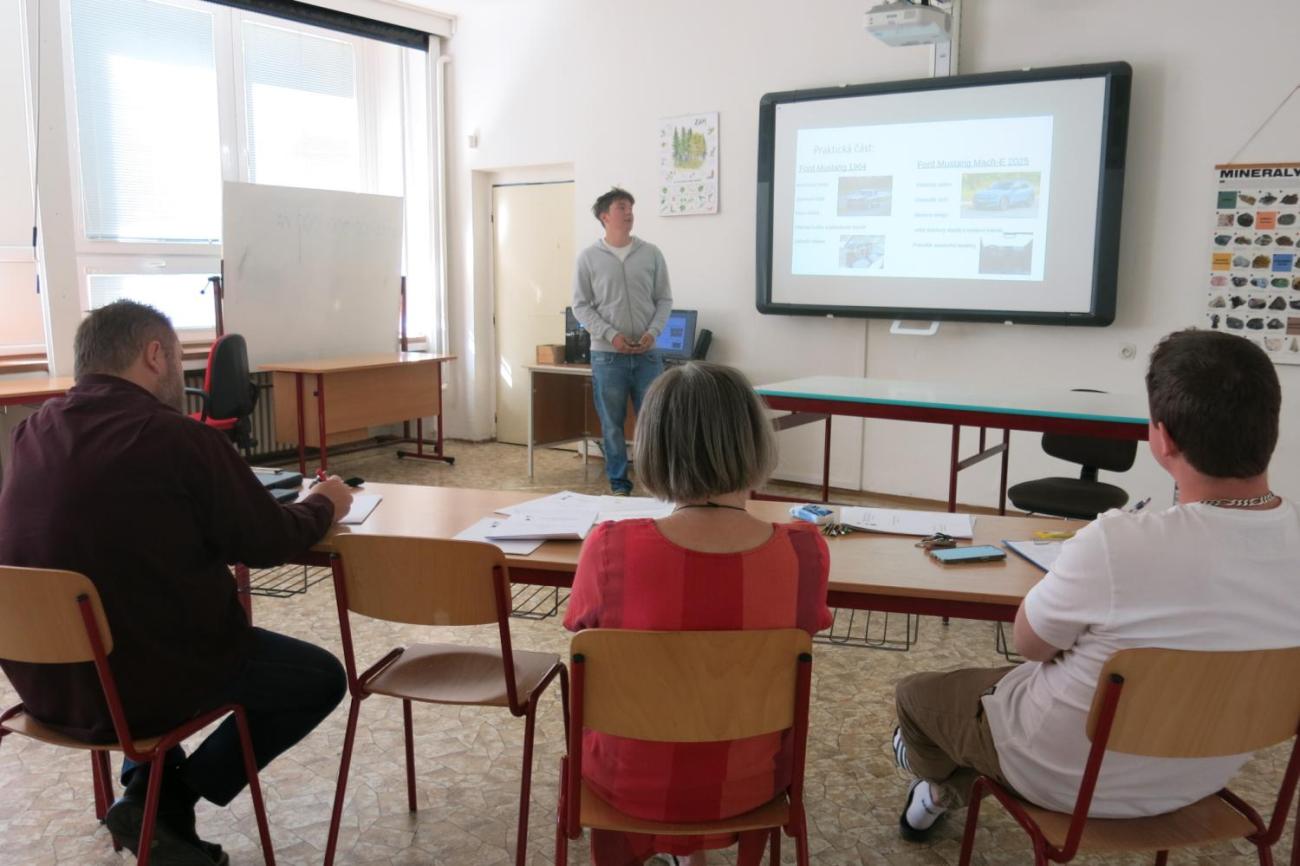 Deváťáci představili své seminární práce